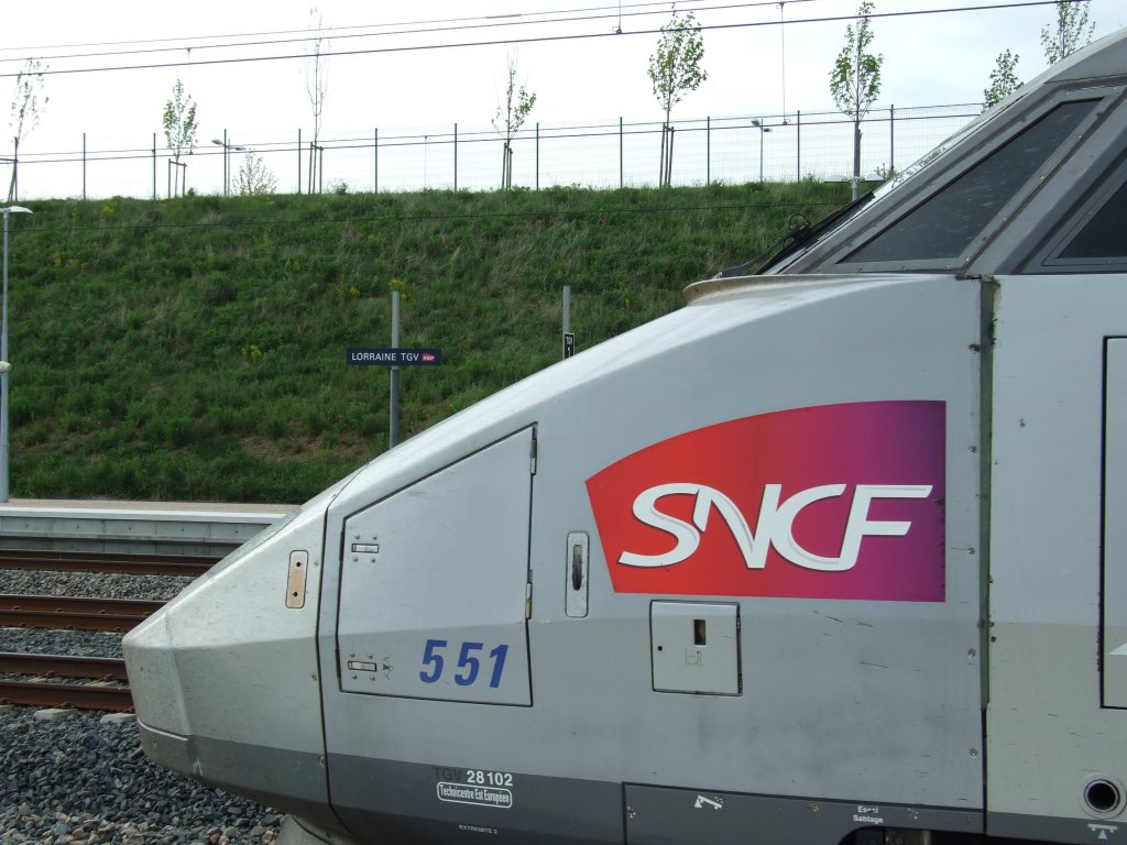 TGV 551 fuhr am 25.4. 2010 von Strassbourg nach Le Havre. hier steht der gerade zur abfahrt bereit im  Pampa-Bahnhof   Loraaine TGV .
Louvigny, der 25.4.2010

ps. In der Mitte sind die Durchfahrtsgleise fr bis zu 320 km/h zu sehen