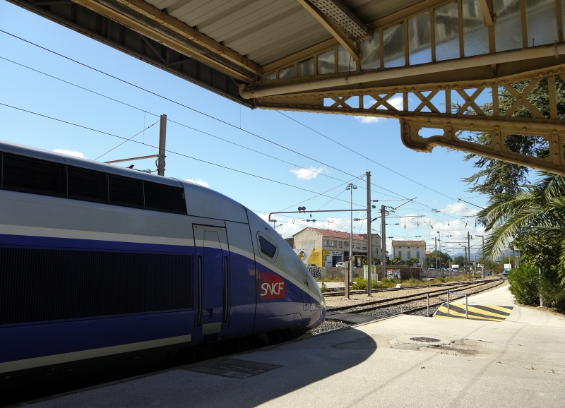 TGV 6109 von Paris Gare-de-Lyon ist am frhen Nachmittag in Hyeres/Cote d´Azur eingetroffen und fhrt gut eine Stunde spter zurck in die franzsische Hauptstadt. 19.9.2011