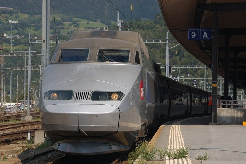 TGV 9272 wartete am 1. August 2009 im Bahnhof Brig auf die Ausfahrt in Richtung Visp, Sitten und weiter.