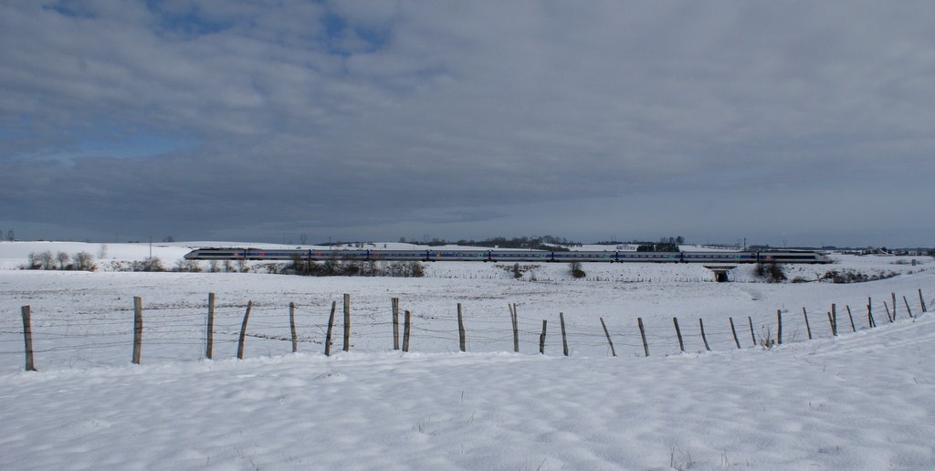 TGV 9284 Bern - Paris kurz vor Frasne, wo er mit dem TGV 9264 aus Lausanne zusammengekuppelt wird. 
2. April 2010.