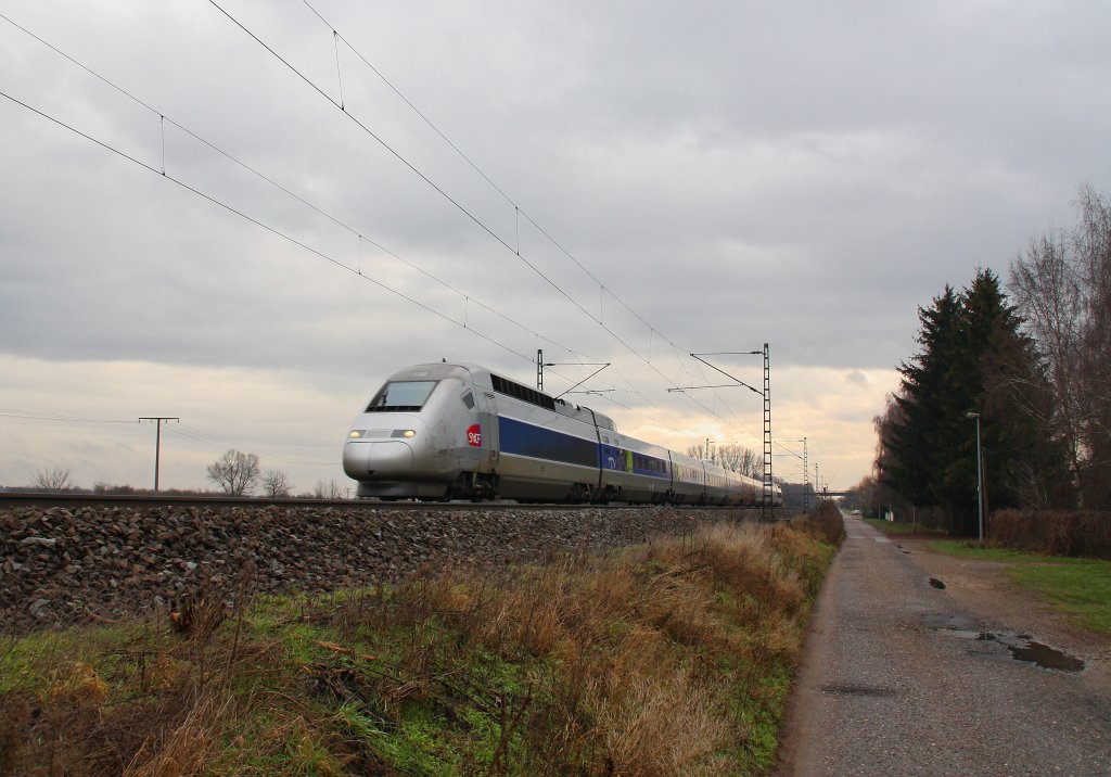 TGV 9553 von Paris Est nach Frankfurt(Main)Hbf.Am 31.12.09 in Brstadt.

