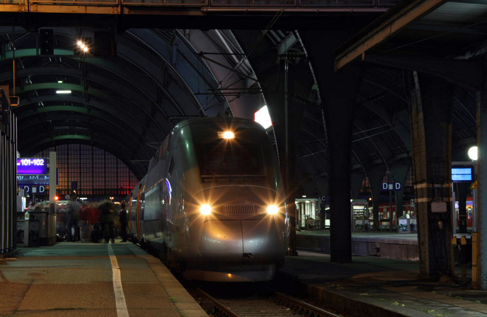 TGV 9572 von Stuttgart nach Paris Est.Aufgenommen am 08.01.12 in Karlsruhe Hbf.