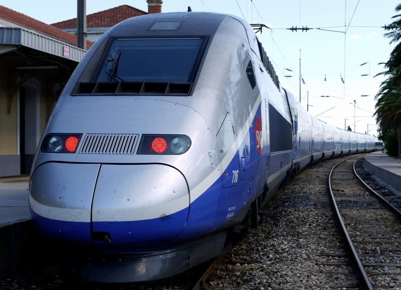 TGV aus Paris im Bahnhof von Hyeres/Cote d´Azur. Wenn der Zug eingelaufen ist, werden die Absperrungen ber die Gleise aufgehoben. Mehr als eine Stunde lang kann man die Gleise gefahrlos - und offiziell erlaubt - berqueren. 19.9.2011