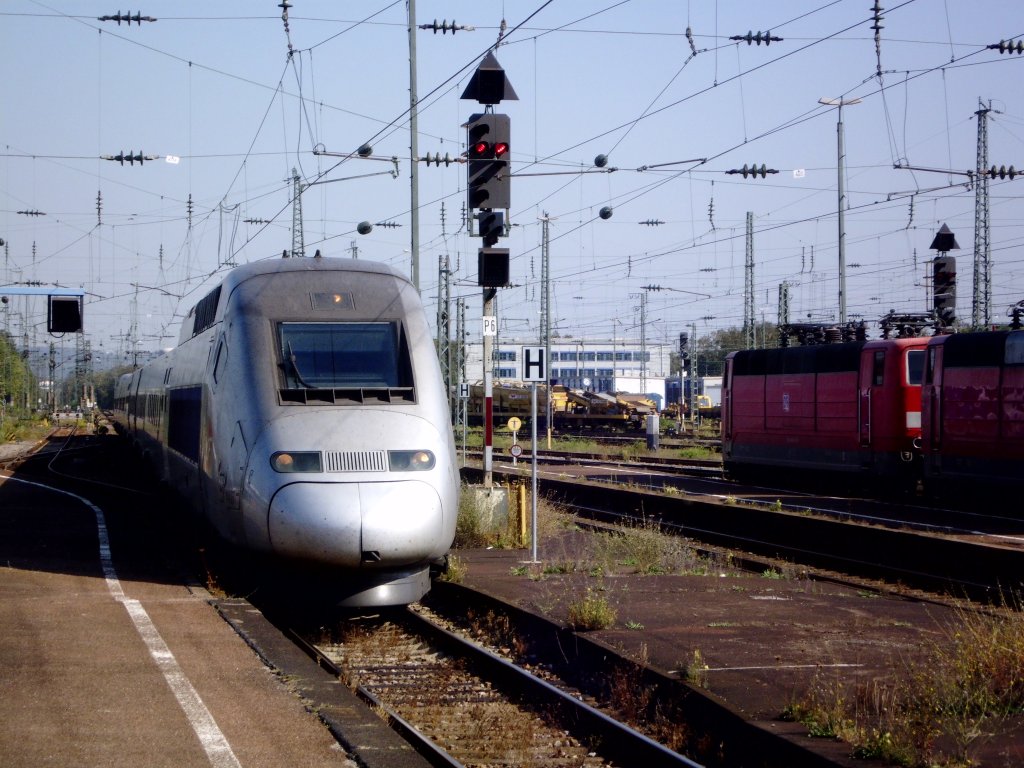 TGV bei der Einfahrt in den Karlsruher Hbf. am 03.10.2011.