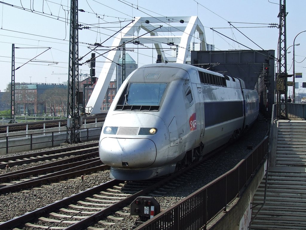 TGV bei der Rheinquerung Fahrtrichtung Mannheim Hauptbahnhof im April 2010.
