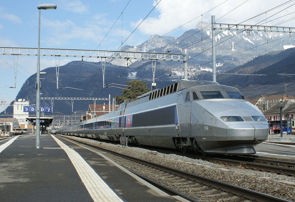  TGV de neiges  N° 9261 von Paris nach Brig zum Ferienbeginn in Frankreich verkehrt  zweiteilig. Der TGV konnte beim Halt in Aigle fotografiert werden.

20. Februar 2010