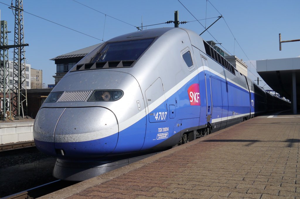 TGV Duplex (4707) fhrt pnktlich vom Mannheimer Hauptbahnhof ab. Der hintere Triebkopf trgt immer noch die Werbefolien der Premierenfahrt. (25.03.2012)