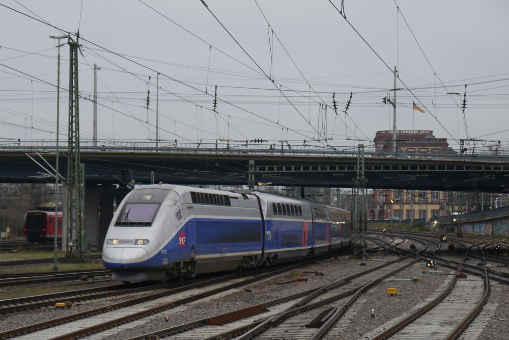 TGV Duplex 4710 in Mannheim. Auch der Gegenverkehr darf schon fahren, alle Schutzsignale sind freigeschaltet. Hinter der Brcke ist das Mannheimer Schloss zu sehen. (03.01.2013)