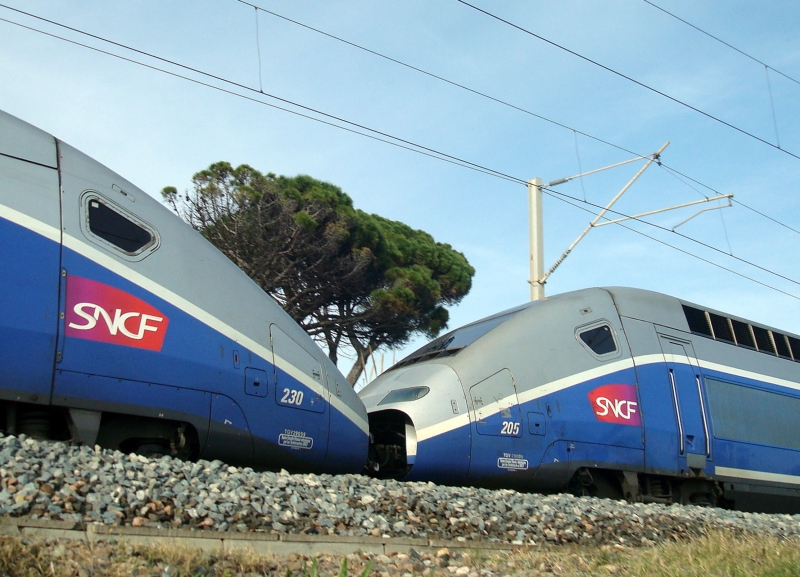TGV-Duplex vor der westlichen Einfahrt in den Tunnel zum Bahnhof von Cannes. 2.4.2011