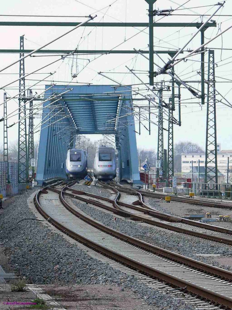 TGV-Grenzverkehr auf der Rheinbrcke zwischen Kehl und Strasbourg.
Beide Zge berqueren gerade den Rhein und die Grenze.
Links SNCF-TGV4705 unterwegs von Marseille nach Frankfurt und rechts SNCF-TGV4418 unterwegs von Stuttgart nach Paris.

31.03.2012 Kehl
