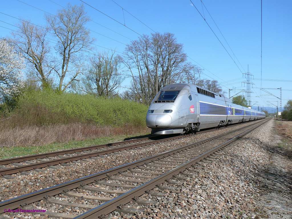 TGV-Grenzverkehr. Der SNCF-TGV4415 (TGV-POS) fhrt mit ca. 5 Minuten Versptung als Zug TGV9580 (Frankfurt-Marseille) Richtung Frankreich. Interessanterweise verkehrt an diesem Tag statt eines TGV-Euroduplex bis Strasbourg ein TGV-POS.
01.04.2012 Kehl-Neumhl
