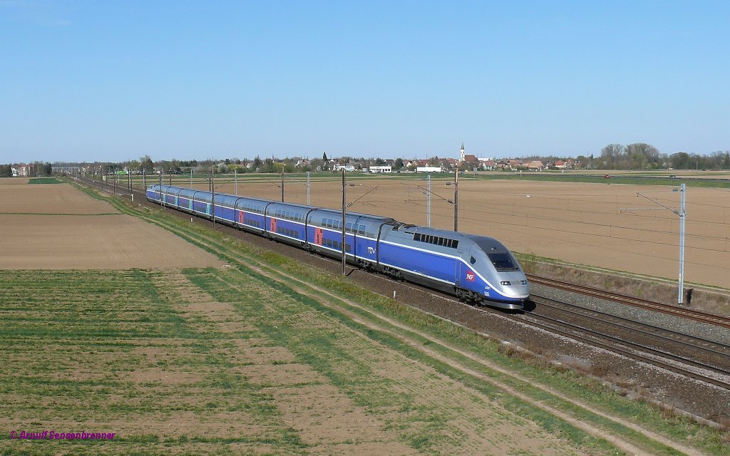 TGV-Grenzverkehr. 
Der SNCF-TGV4707 (TGV-Euroduplex) fhrt den Zug TGV9580 (Frankfurt-Marseille) ab Strasbourg Richtung Marseille. Interessanterweise verkehrt an diesem Tag der TGV-Euroduplex erst ab Strasbourg (zuvor ein TGV-POS).
01.04.2012 Lipsheim