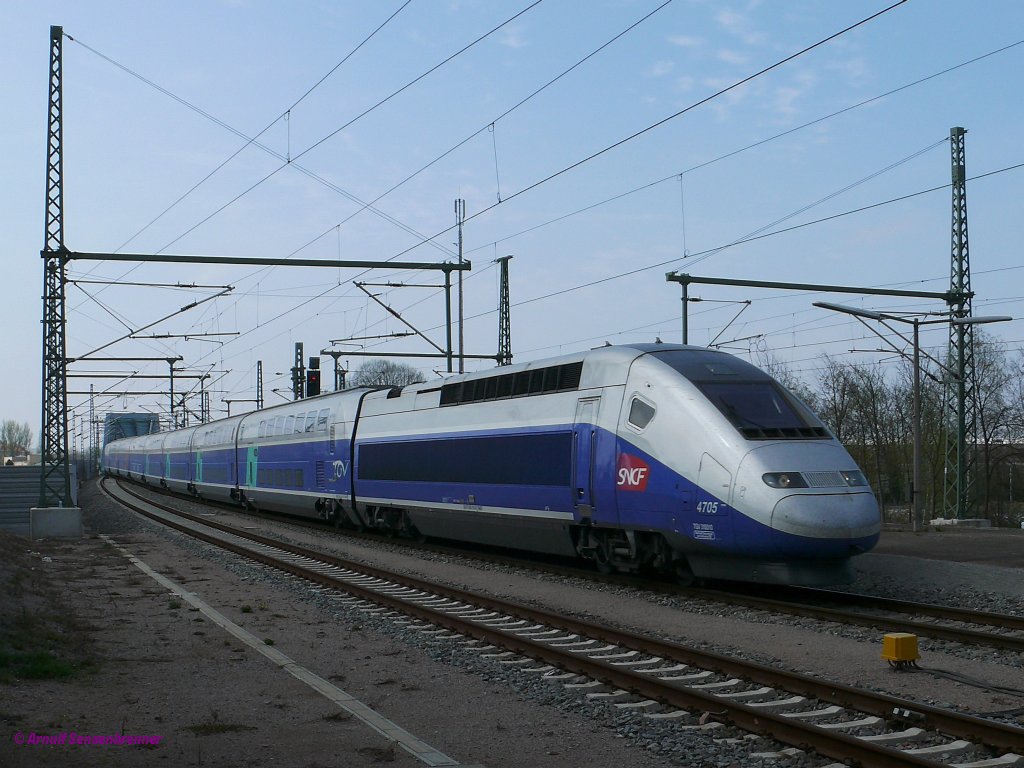 TGV-Grenzverkehr.
Der SNCF-TGV4705 Euroduplex ist als Zug-TGV9582/TGV9583 von Marseille nach Frankfurt unterwegs und hat soeben deutschen Boden erreicht.
31.03.2012 Kehl 
