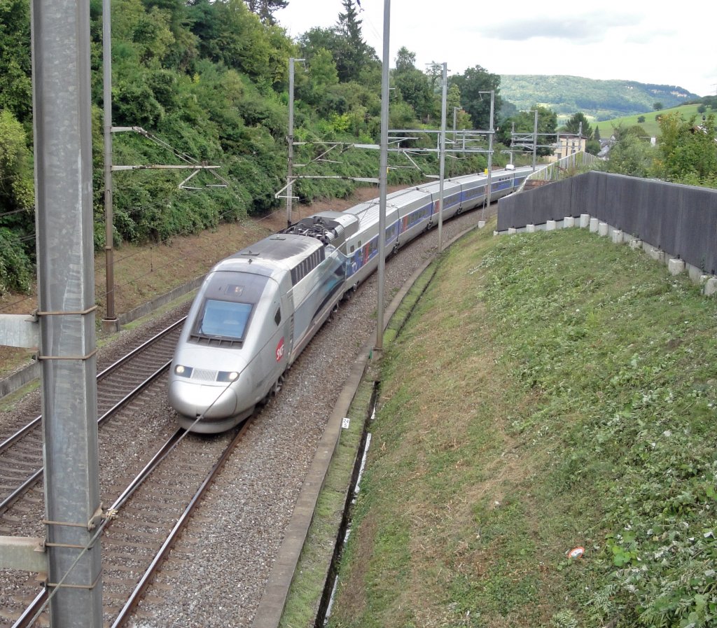TGV-Komposition nach Paris am 12.08.10 in der Nhe von Gelterkinden.