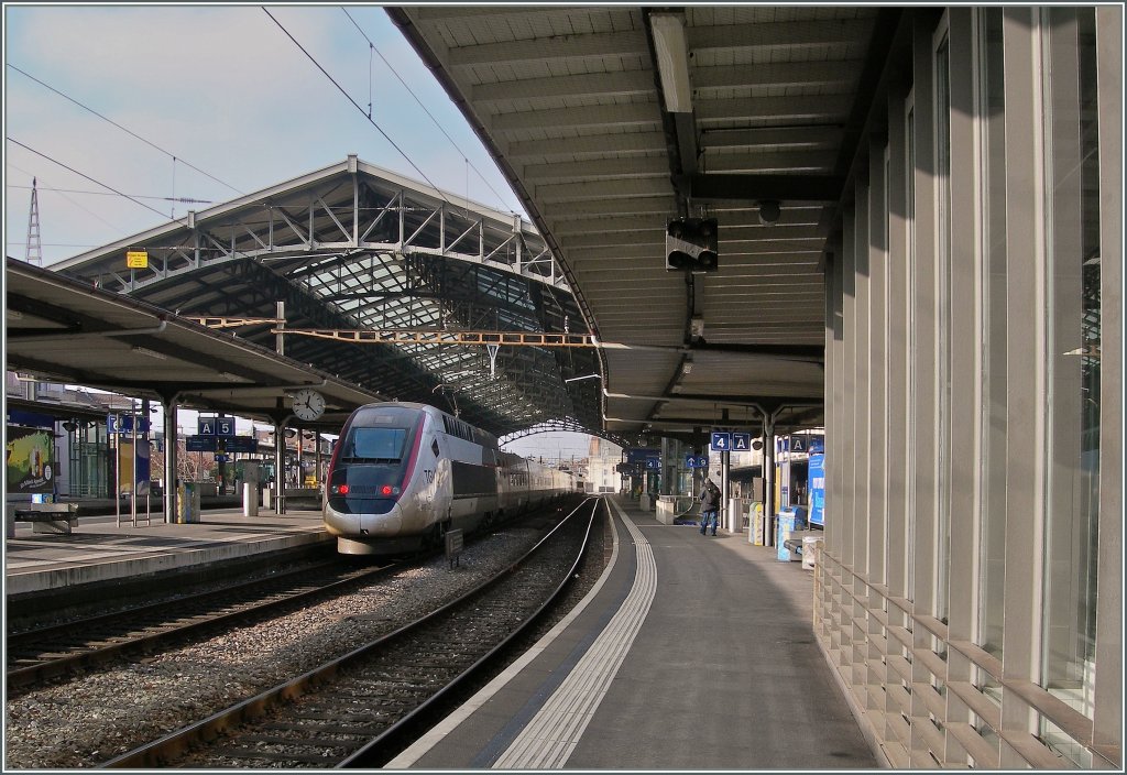 TGV Lyria 4413 in neuen Farben verlsst Lausanne Richtung Paris.
8. Jan 2013