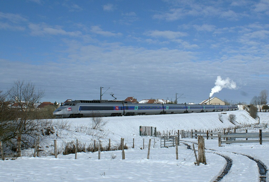 TGV Lyria 9264 erreicht in Kürze den Bahnhof Frasne, wo wer an den TGV 9284 aus Bern angekuppelt wird. 
2. April 2010