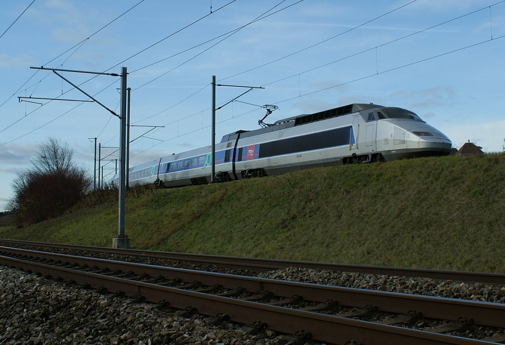 TGV  Lyria  N° 9284 von Bern nach Paris bei der Abzweigstation Auvernier am 28. November 2009