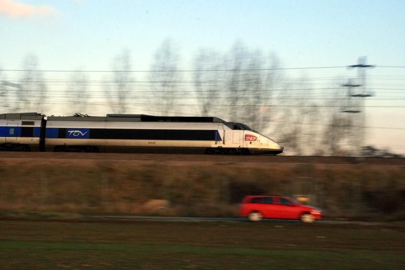 TGV mit 300 Km/h berholt mein parkendes Auto. Hochgeschwindigkeitsstrecke Lille - Paris bei Compigne; 14.12.2010