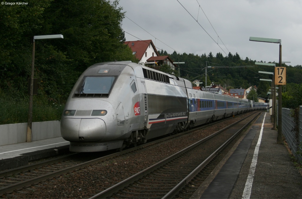 TGV POS 4402 als TGV 9571 (Paris-Stuttgart) und TGV POS 4418 als TGV 9591 (Paris-Mnchen) bei der Durchfahrt in Bilfingen. Wegen Bauarbeiten an der KBS 701 wurde der Zug ber Pforzheim umgeleitet. Aufgenommen am 31.08.2012.