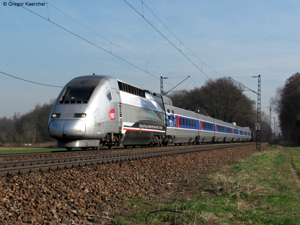 TGV POS 4402, der fr den Weltrekord wirbt, war am 24.03.2011 unterwegs als TGV 9576 von Mnchen bis nach Paris Est. Aufgenommen zwischen Weingarten und Karlsruhe-Durlach.