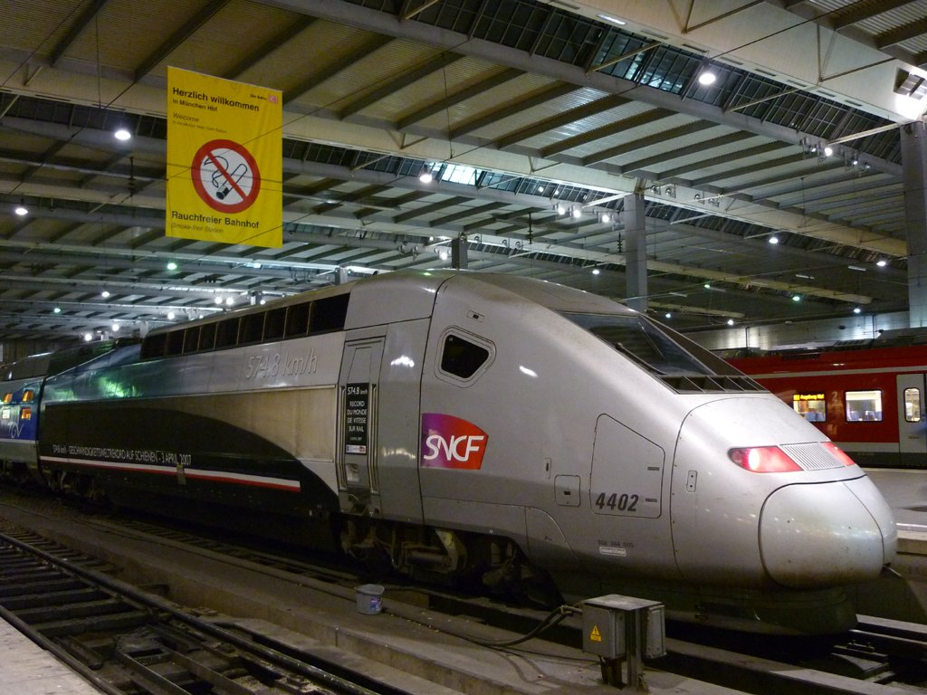 TGV POS 4402 mit 574,8 km/h Geschwindigkeitsweltrekord auf Schienen 3 April 2007 Werbung in Mnchen HBF als TGV 9575 am Abend des 10.12.2009 Fotografiert.