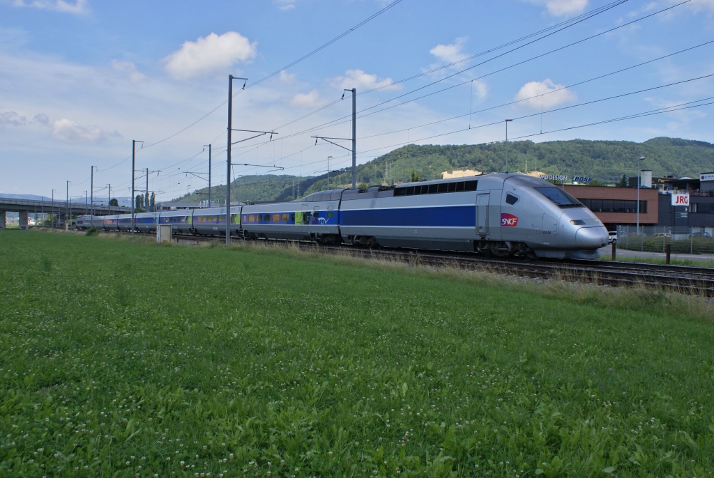 TGV POS 4410 am 7.8.10 auf dem Weg nach Zrich, abgelichtet bei Sissach. Leider liess mich die Sonne im dmmsten Moment im Stich und verschwand hinter einer Wolke.