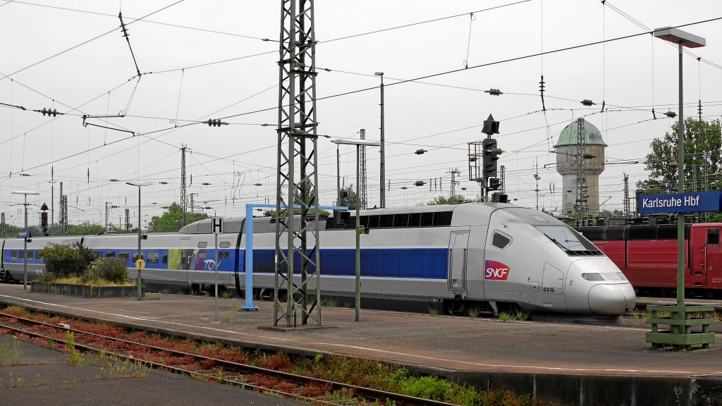 TGV POS 4416 der SNCF bei der Einfahrt in den Hbf Karlsruhe mit Ziel Paris am 10.05.2011