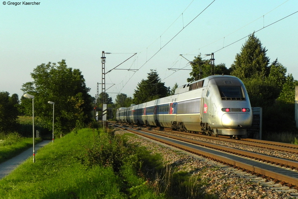 TGV POS 4417 als TGV 9577 (Paris-Stuttgart) bei Bruchhausen. Aufgenommen am 04.07.2011. 