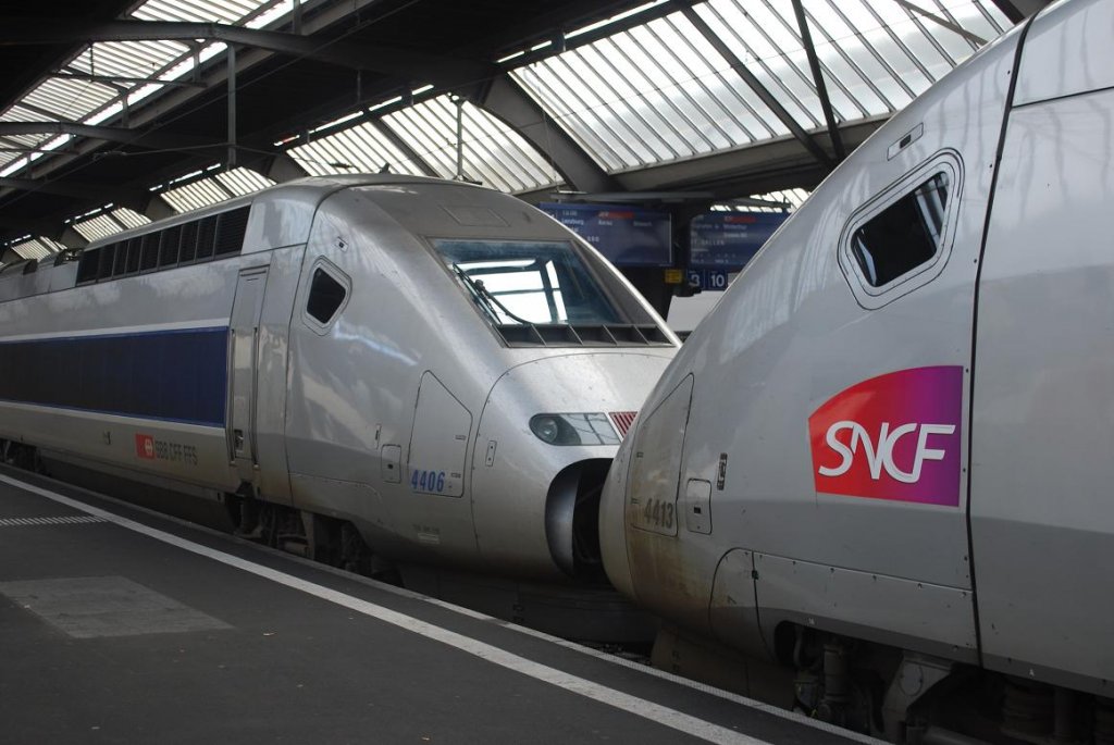 TGV POS von SBB (4406) und SNCF (4413) zusammen im Zricher Hauptbahnhof am 16.11.09. 