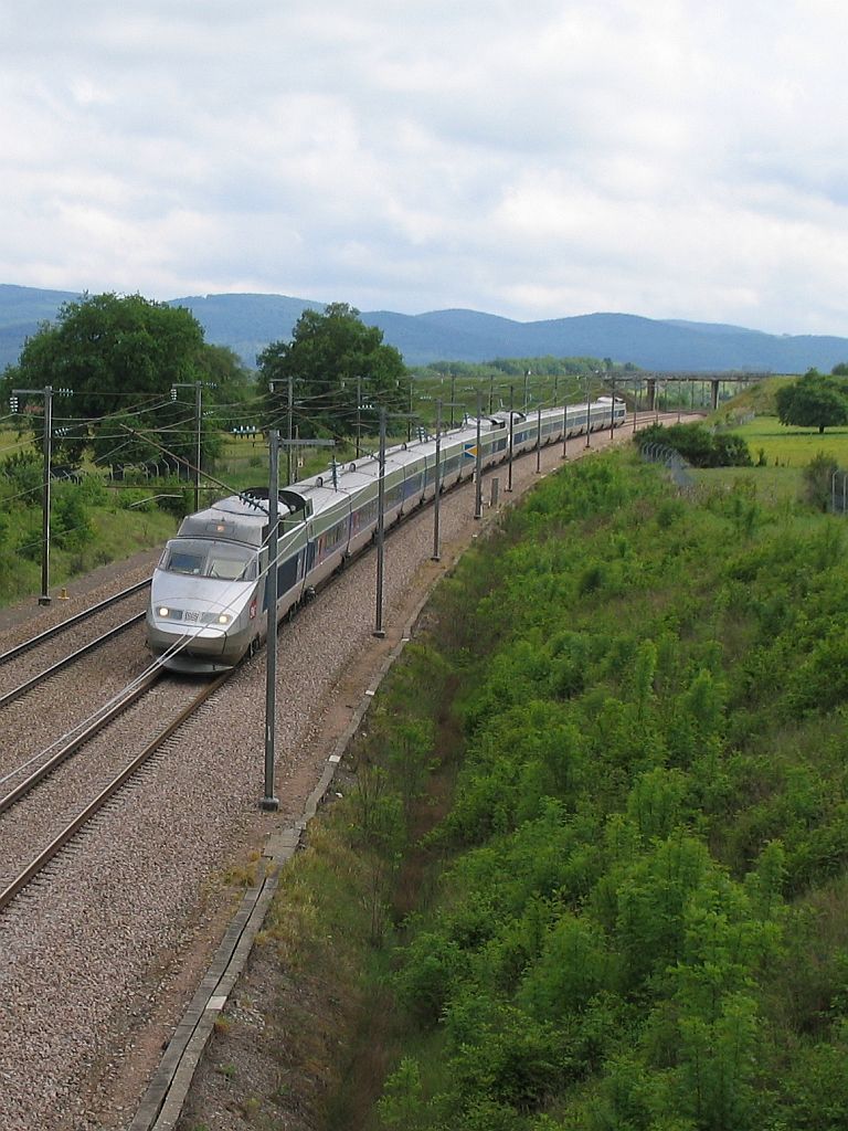 TGV Reseauon in die Nhe von Taiz zwischen Paris und Lyon am 02-05-2007.