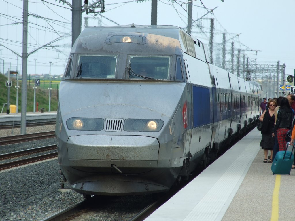 TGV Rseau (?) (TGV 551) von Strassbourg nach Le Havre fuhr gerade am Bhf.  Lorraine TGV  ein und fhrt weiter gen Westen ber die Pariser Sdumfahrung. Louvigny, der 25.4.2010