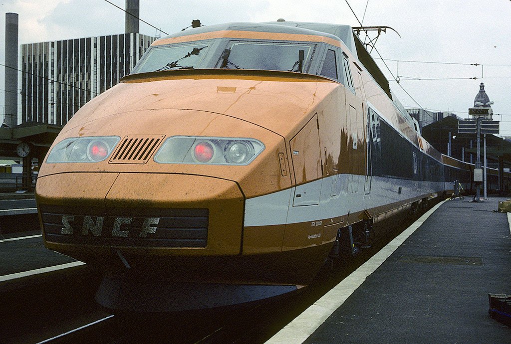 TGV Sud-Est - damals noch orange... Paris, Gare de Lyon, Aug. 1982, HQ-Scan ab Dia.