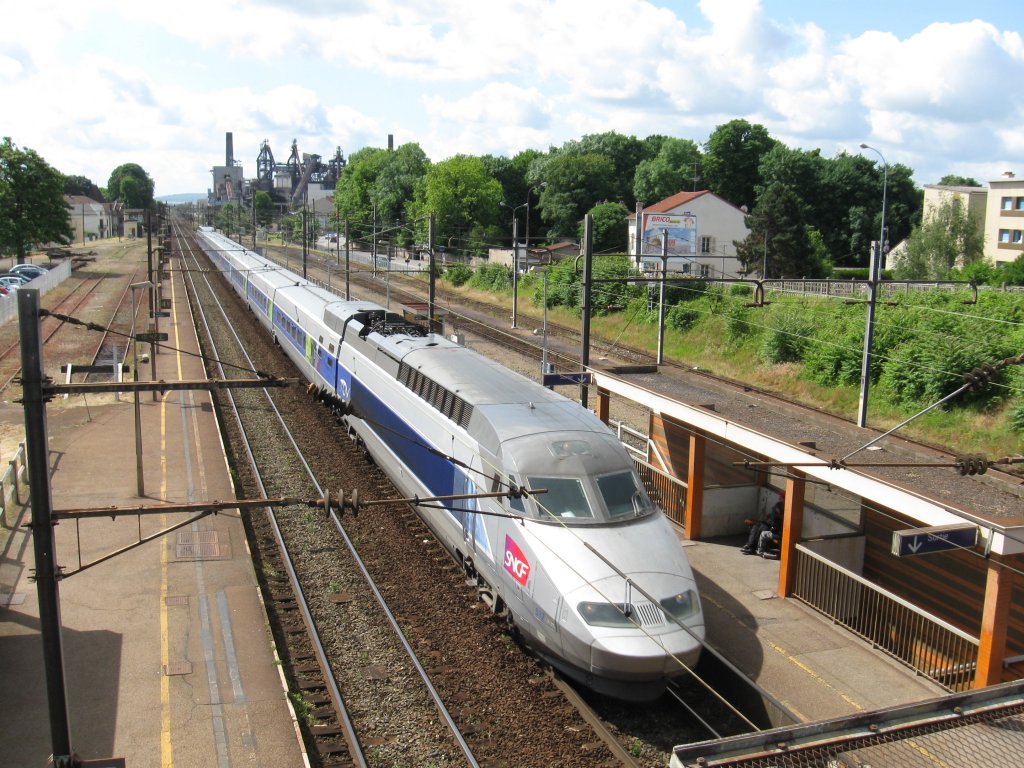 TGV Typ RD 601 unterwegs am 10.06.09 im Tal der Moselle in Pont--Mousson. Das Fahrtziel ist Metz. Fotostandpunkt: Brcke am Bahnhof.