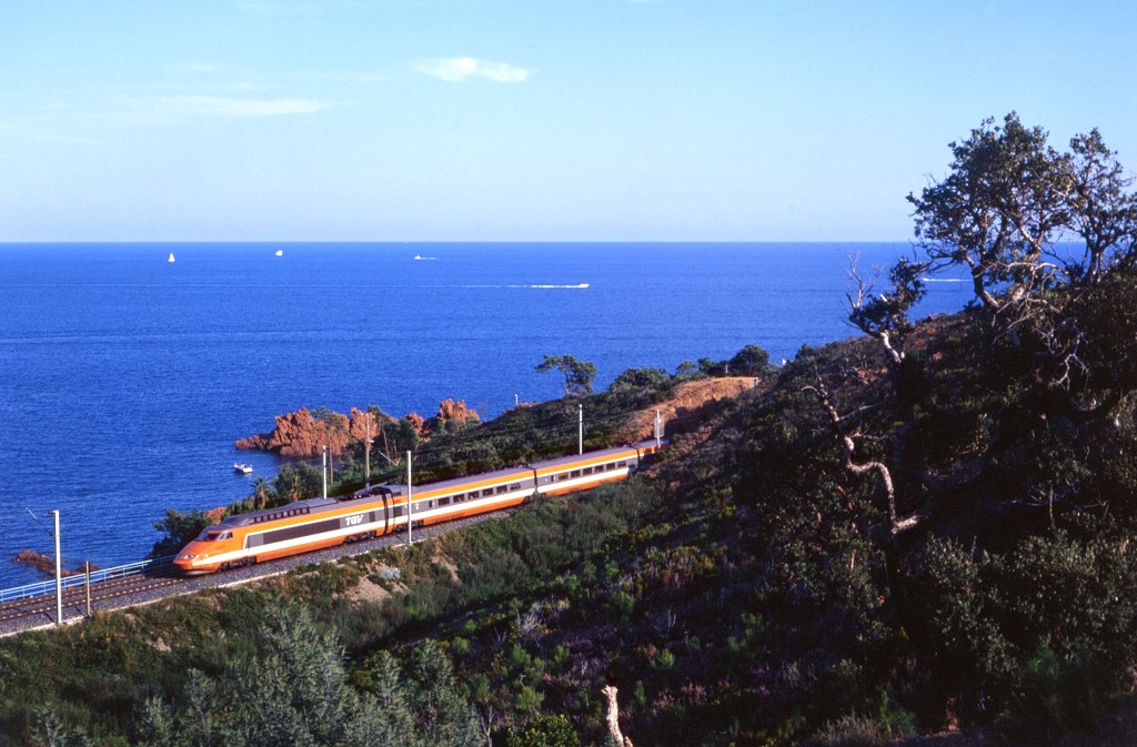 TGV Zug 14 (der ersten Generation) ist bei Le Trayas als Zug 845 entlang der Cte d'Azur unterwegs in Richtung Nice, 17.09.1995.