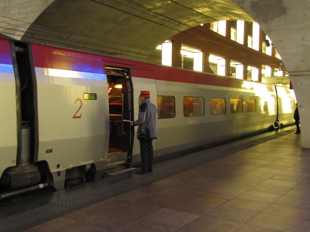 TGVR 3845405 im THA 09346 von Amsterdam Centraal nach Paris Nord, beim Halt am 23.11.2011 in Antwerpen Centraal.