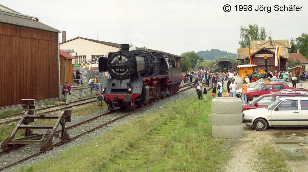 Thalmssing: Die Dampflok 50 622 setzt am 20.9.98 bei der Abschiedsfahrt um. Der Prellbock am linken Bildrand stand dort seit 1972 – zuvor konnten die Zge noch 12 km weiter nach Greding fahren.