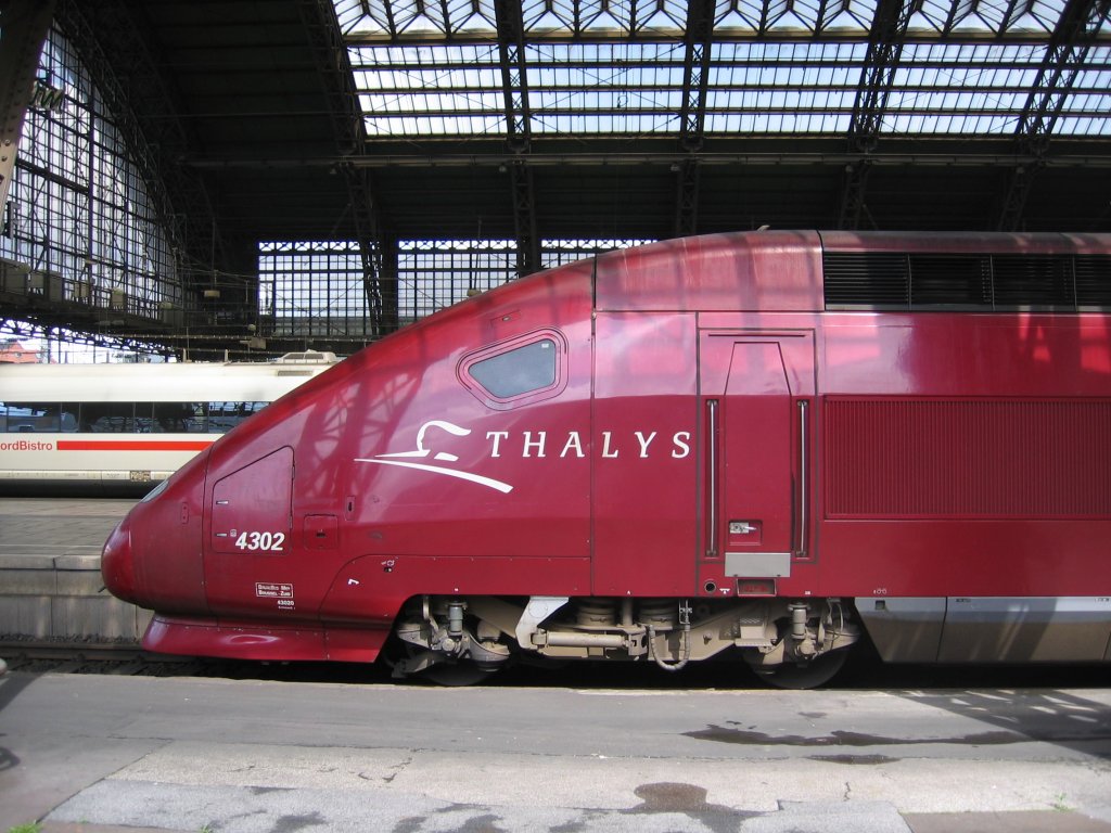 Thalys 4302 im Bf Kln Hbf nach der Ankunft aus Paris. Im Hintergrund das BordBistro eines ICE 3. Dieser Zug ist abfahrtbereit nach Basel SBB. (Aufnahme 07.08.2005)