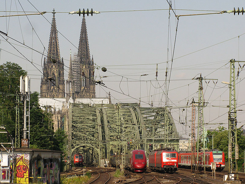 Thalys-4304 (als THA 9428), 120-120-1 mit einer Schwester, 423-292, noch einer Zug und K�lner Dom. K�ln Messe/Deutz, 23.07.2010
