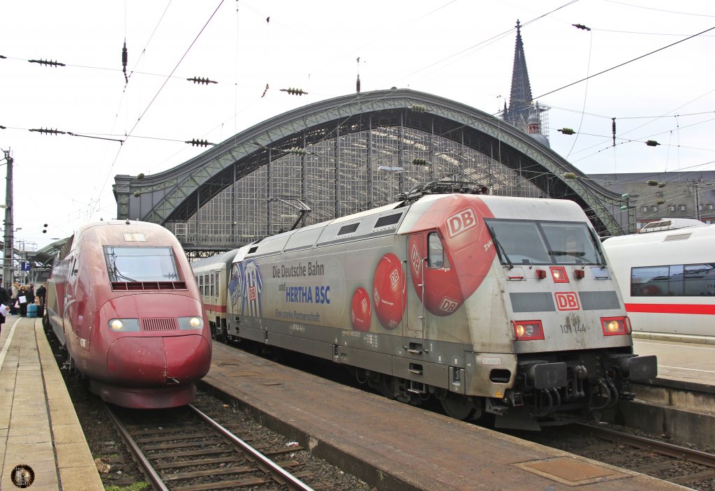 Thalys 4306 und DB 101 144  Hertha BSC  mit IC in K�ln Hbf, M�rz 2013.