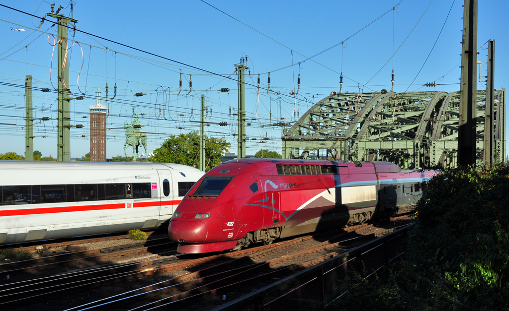 Thalys 4322 (DB) und ICE bei der Auffahrt zur Hohenzollernbrcke Richtung Deutz - 10.10.2010
