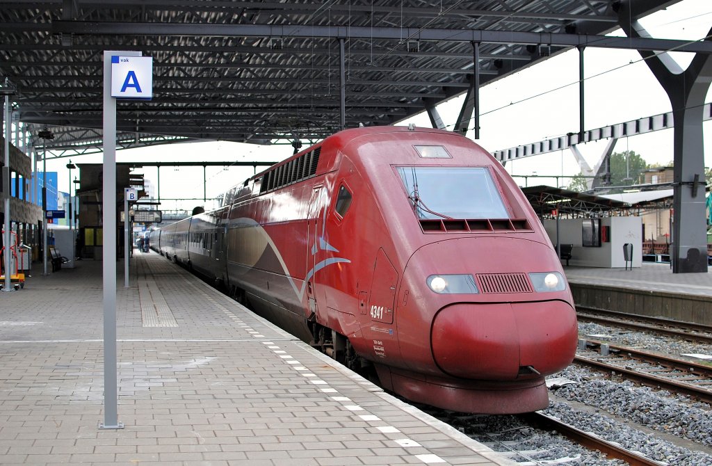 Thalys 4341 mit TGV nach Paris Nord hier bei Aufenthalt in Rotterdam Centraal am 05.10 2010.