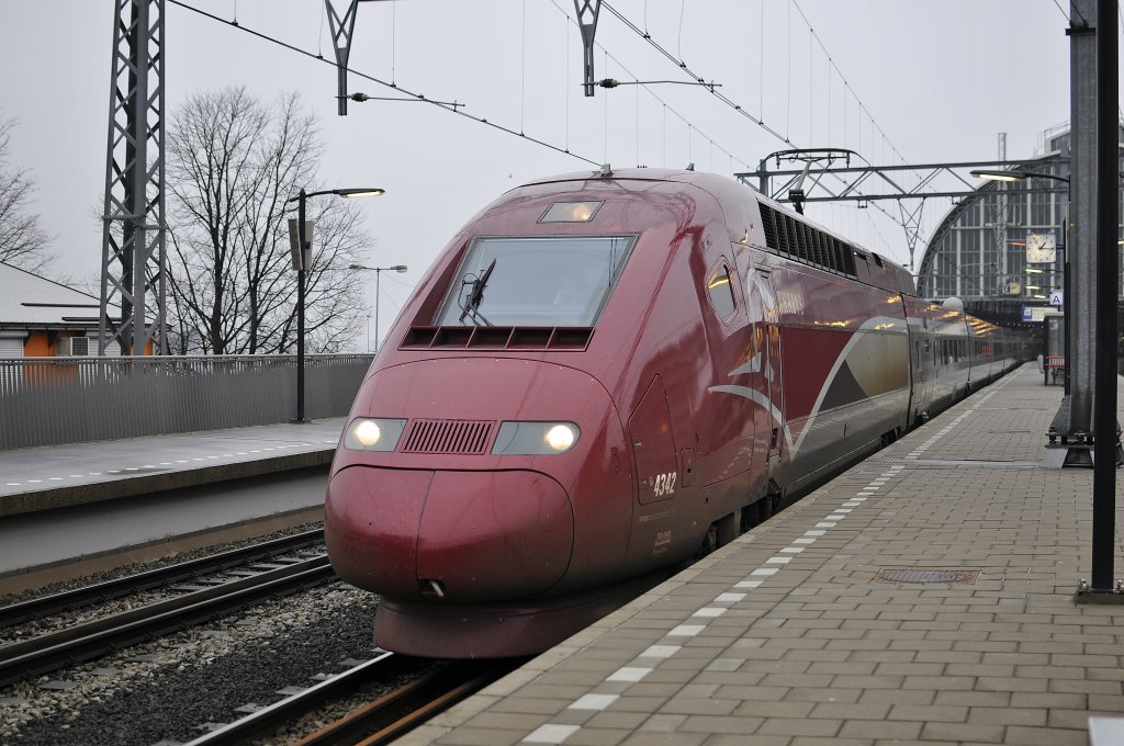 Thalys 4342 nach Paris Nord hier bei Ausfahrt von Amsterdam CS am 12.02 2011.