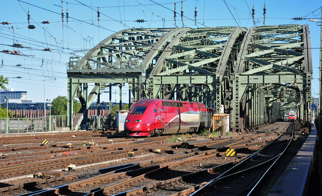Thalys 4345 (SCNF) kurz vor der Einfahrt zum Hbf-Kln, an der Hohenzollernbrcke - 10.10.2010