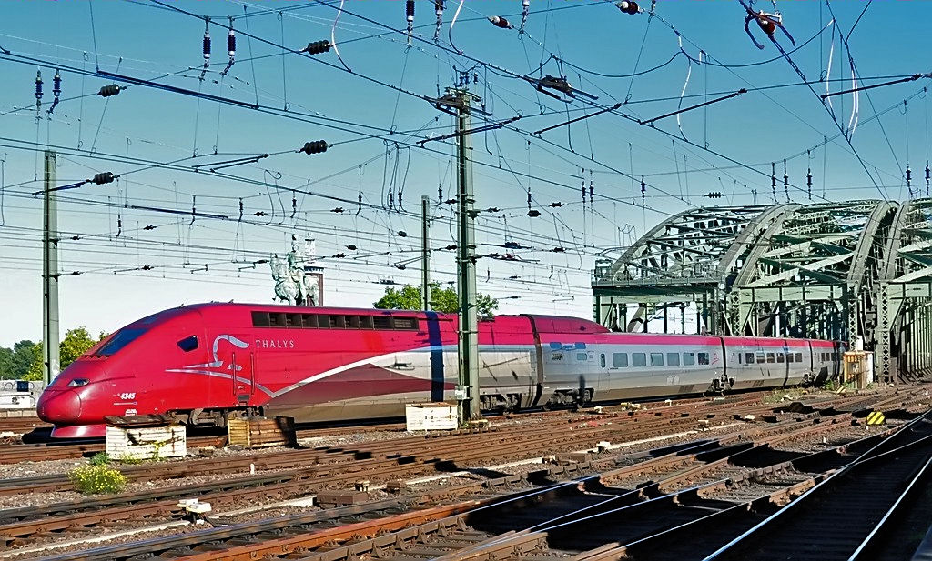 Thalys 4345 (SNCF) Ausfahrt Hohenzollernbrcke in den Hbf Kln - 10.10.2010