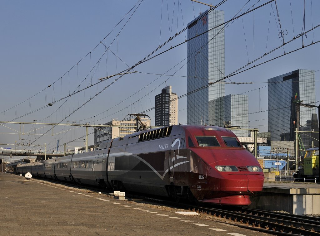 Thalys 4535 mit Hispeed (P-aris B-russel A-msterdam)von Paris Nord hier in Rotterdam am 20.03 2011.