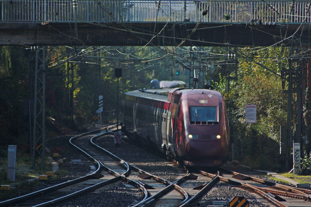 Thalys 9421 aus Paris Nord nach Kln Hbf fhrt in Form von Triebzug 4301 in den Aachener Hbf ein, 9.10.10