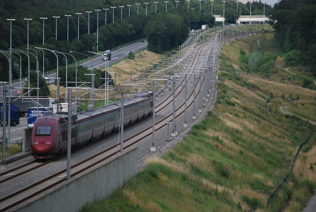 Thalys Paris-Kln fhrt auf der Hhe von Elsaute durch den Grnhaut (Juli 2012).