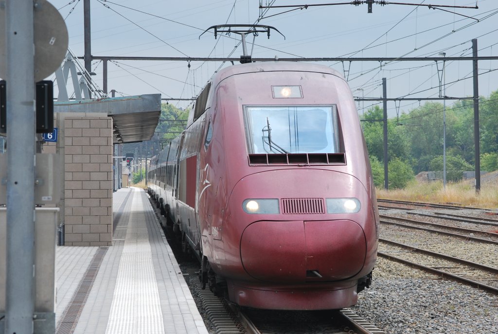 Thalys PBKA 4304 K�ln-Paris wartet auf Gleis 6 im Bhf Welkenraedt auf Abfahrt. Der Zug war n�mlich zu.. fr�h! (21. Juni 2009)