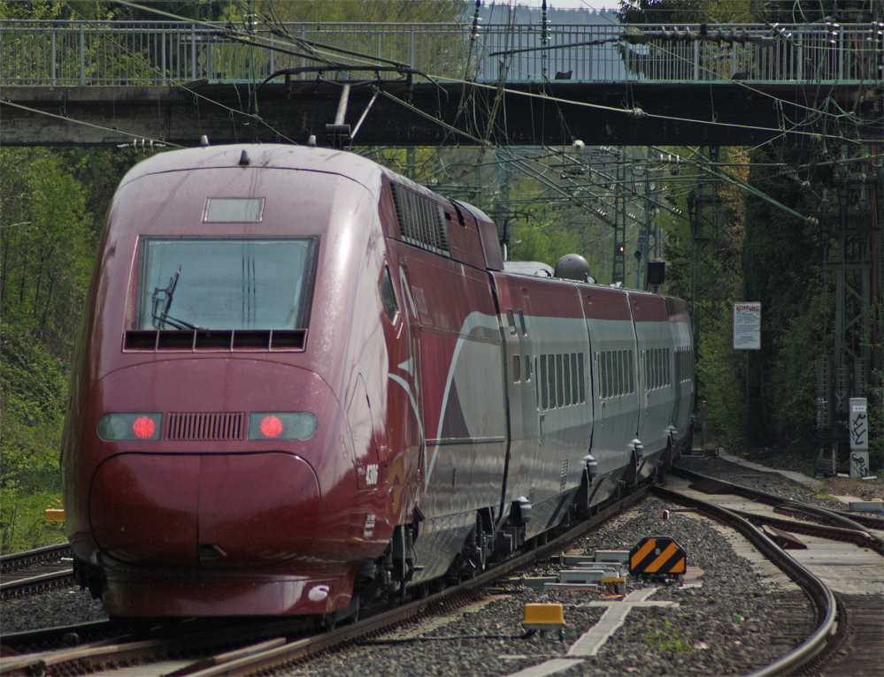 Thalys Zug 4306 als THA 9448 nach Paris Nord bei der Ausfahrt in Aachen Hbf, 25.4.10