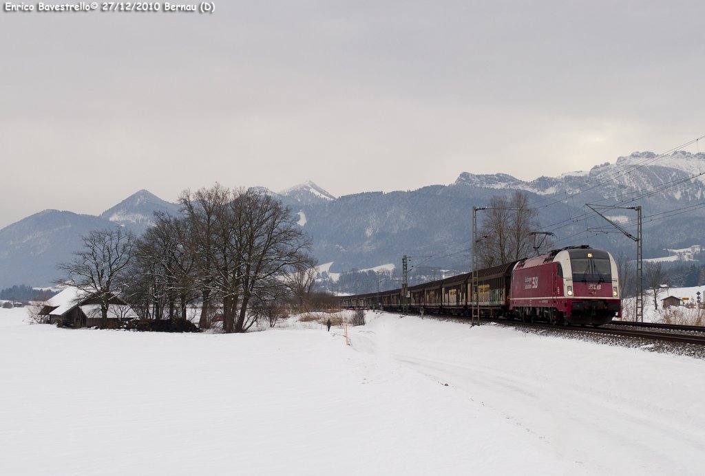 The 1216.940 of Salzburger Lokalbahn transit in Bernau with a freight train from Salzburg to Brixlegg. (December 27, 2010)
